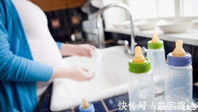 萱爸|“脚扶奶瓶”的喝奶宝宝火了，开发奇葩吃奶姿势，网友骨骼清奇