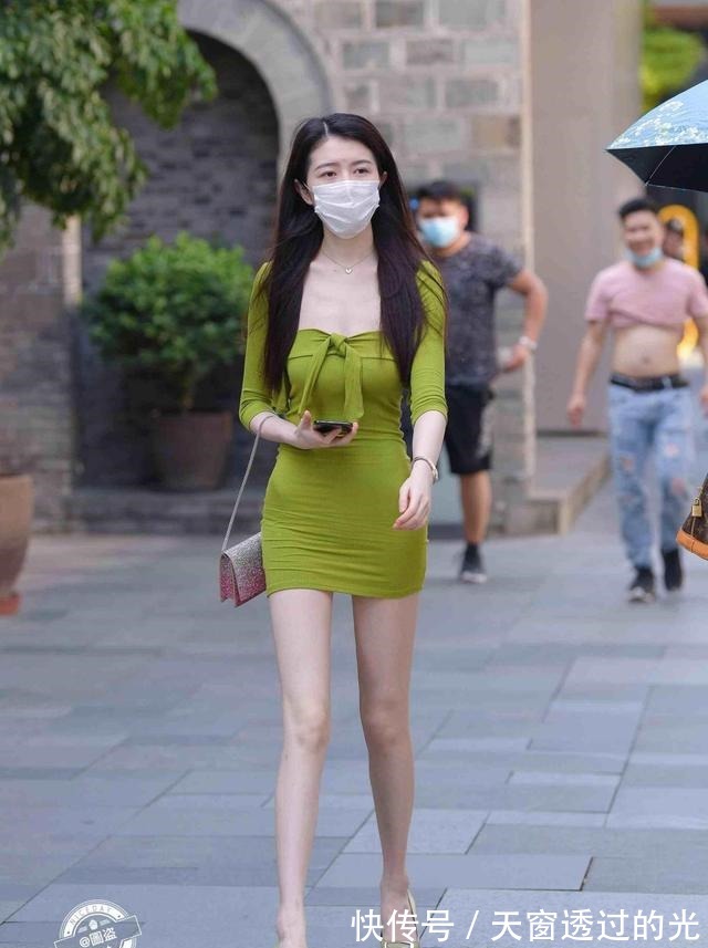 连衣裙 美女一袭简约的连衣裙,搭配风格要追求别具一格,走在街头