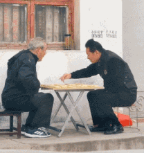 |搞笑趣图:工地搬砖,居然来了一个妹子