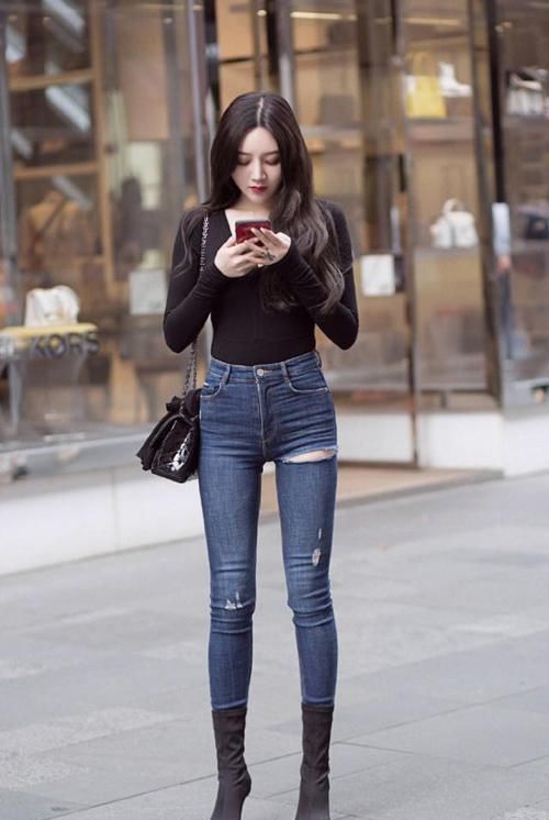 街拍小姐姐修身版的牛仔裤,优雅中带着时尚俏皮感,少女感十足