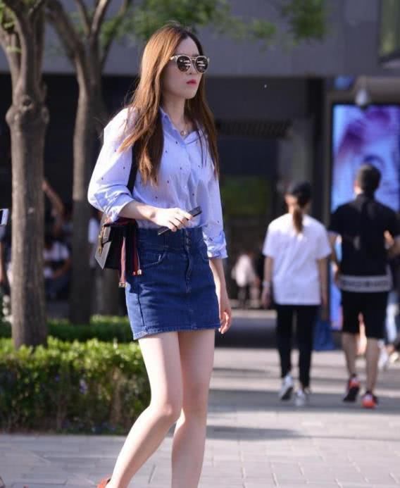 清新的裙子搭配更显窈窕身姿，也能够很好地带来淑女的感觉