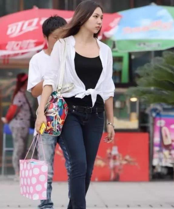 街拍:清爽美丽的女孩,美丽的穿搭,尽显女神风范