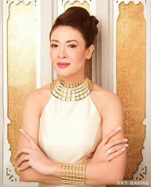 终于|诗妮娜终于和苏提达正面杠上！学她穿中式红色旗袍，笑得老态尽显