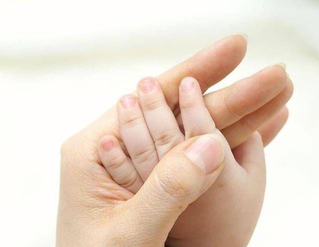 亲子关系|孩子聪明不聪明,看看小手就知道,你家宝宝的小手是这样的吗