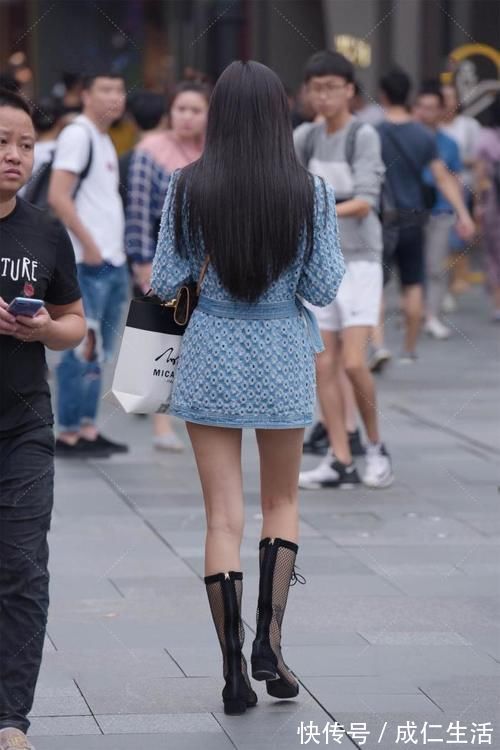 靴子 独特设计，牛仔外套穿上很有气质，配黑色的靴子穿很帅气！