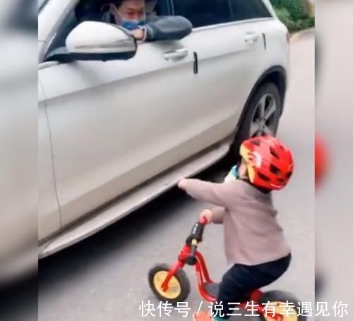 驾驶证|萌娃“奶驾”碰到开车回家的爸爸意外走红,网友:建议吊销驾驶证