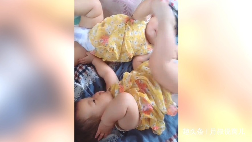 大宝|双胞胎女儿在床上打架, 场面真是太可爱,妈妈不知道帮谁真为难