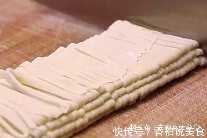早餐吃一碗酸酸开胃的酸汤面，开启一天的好胃口，把汤做好是关键