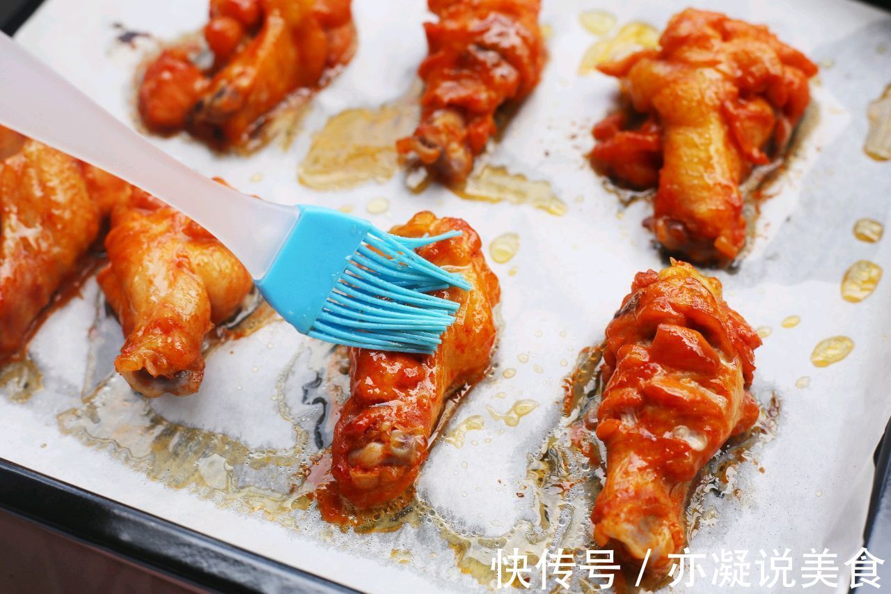 烤箱版的奥尔良鸡翅根,鲜嫩入味,做法简单,比买的好吃多了