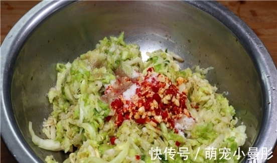 奶奶年年做腌包菜，60年配方秘诀告诉你，酸脆爽口，4小时就能吃