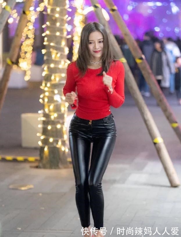 红色 红色修身长袖针织衫，搭配黑色皮裤，尽显出洒脱靓丽的美！