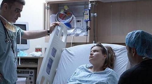 宝妈|产妇顺产时不小心“用力过猛”,出现尴尬场面,医生的反应很暖心