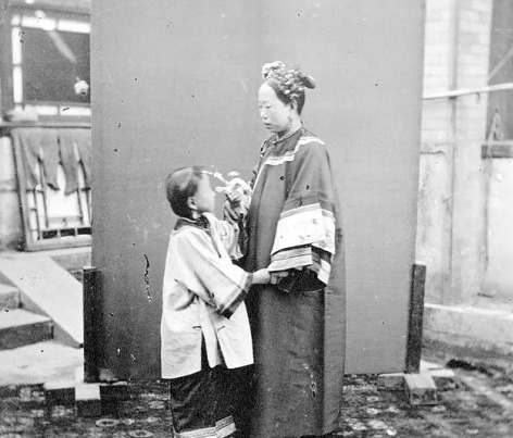 妇女|清朝时期的女人和儿童,图3是刚化完妆的美女