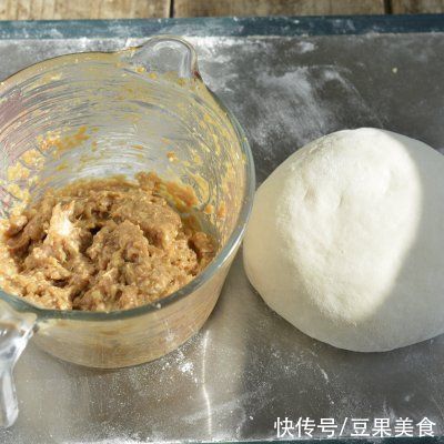 鲜嫩多汁的白菜猪肉包一次你能吃几个