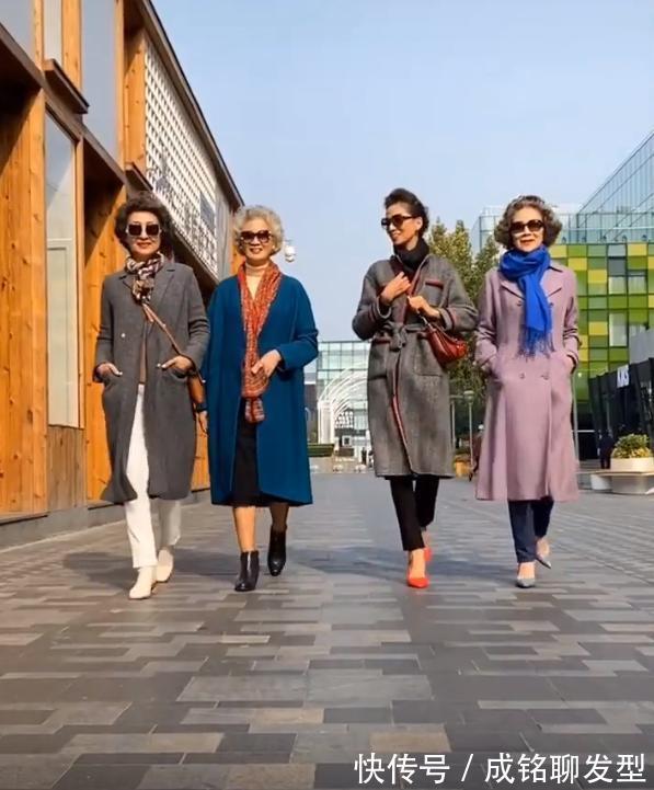 穿搭|“时尚奶奶”的穿搭真接地气,白发不染真实不装嫩,优雅到骨子里