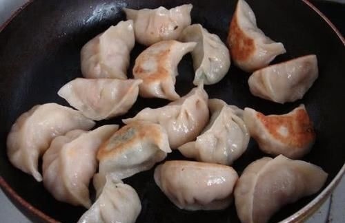 煎饺子的时候，别只会傻傻放油，多加一个步骤，饺子酥脆可口