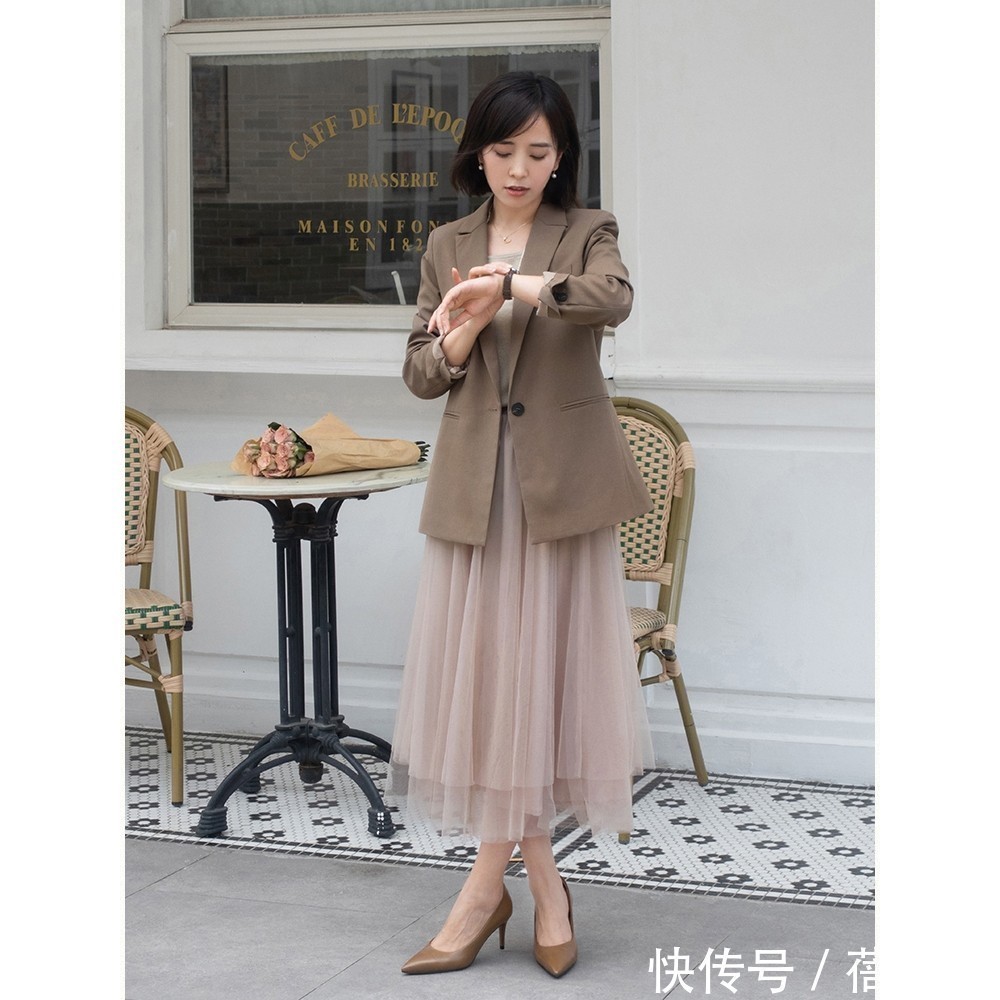 秋季 真正有品味的女人,入秋第1套搭配首选“外套+裙子”,时髦又高级