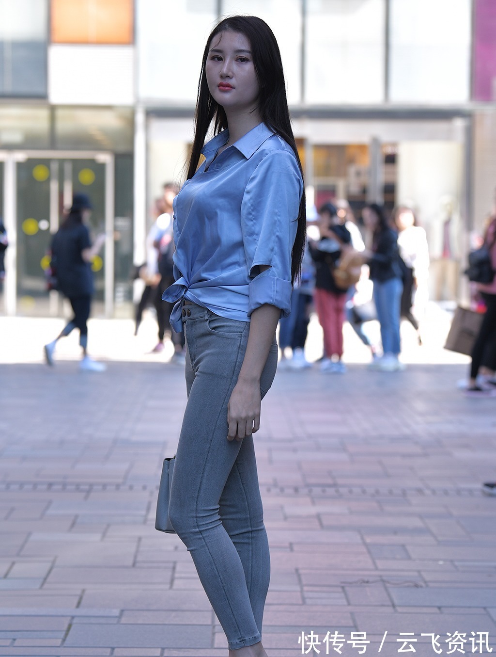 活力感 衬衫配牛仔裤,穿出初秋简单的美,时尚干练又显成熟的气韵