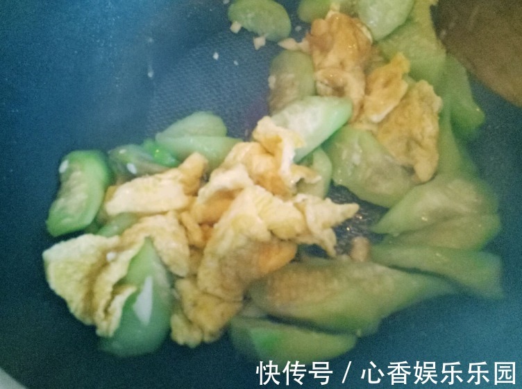 丝瓜|炒丝瓜，第1步不是先放油！大厨教你1招，翠绿不发黑，鲜嫩不出水