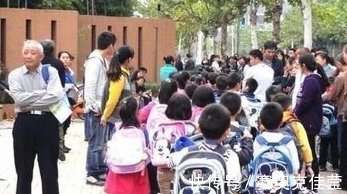 怒批|教授怒批家长的“接送”行为,直言早晚会毁了孩子,家长霸气回怼
