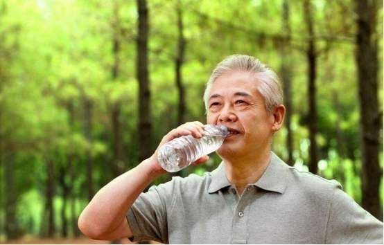 血压|对付高血压,喝好早晚两杯水,血压自己往下“跳”