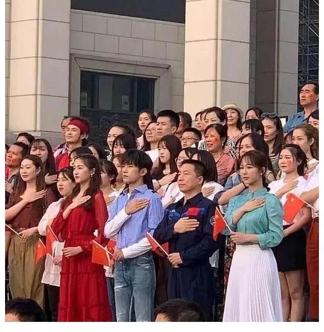 杨紫和关晓彤合影曝光后,气质差距引起了热议,你更喜欢谁?