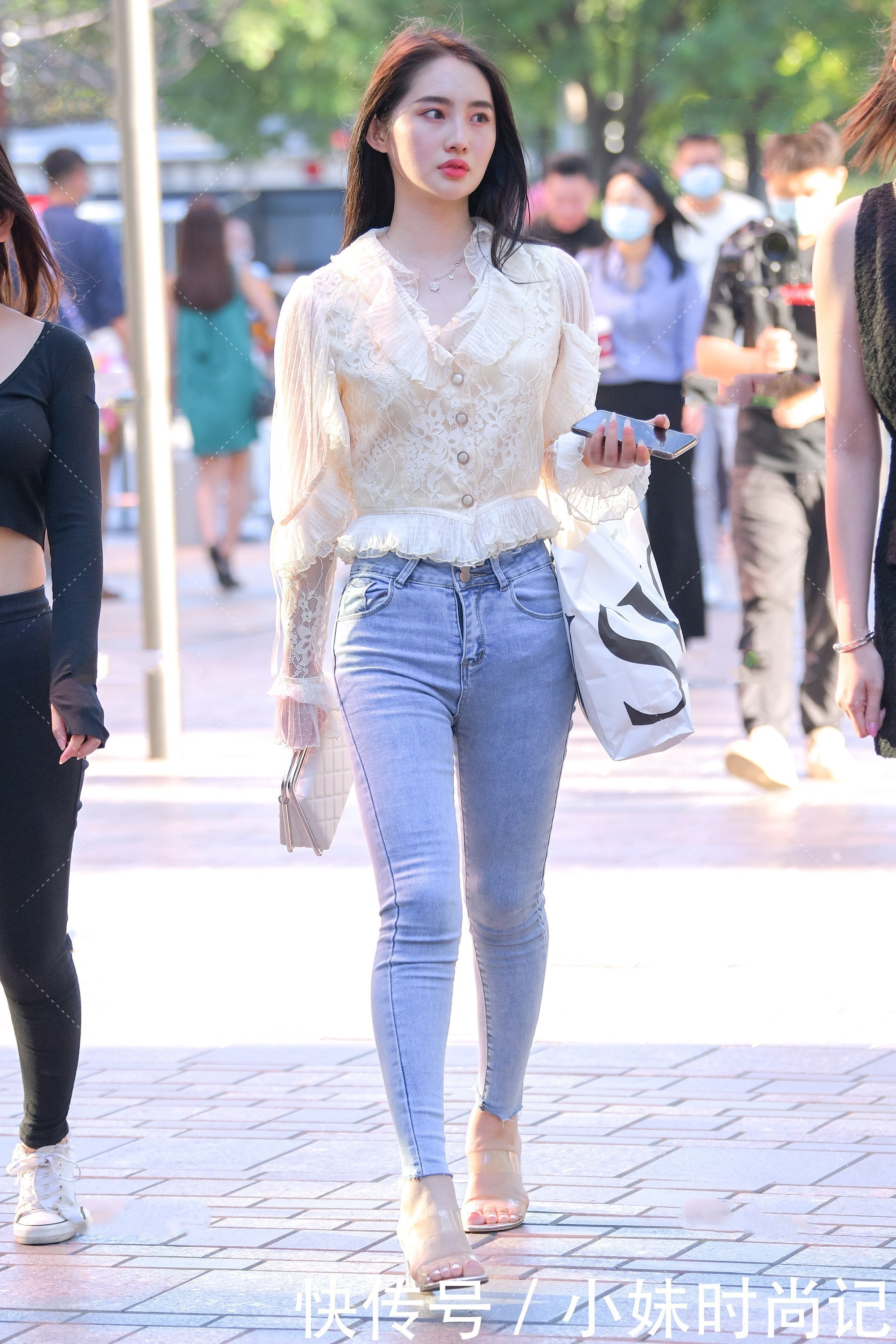 显白|街拍浅色蕾丝衬衫搭配浅色牛仔裤,干净显白,靓丽青春
