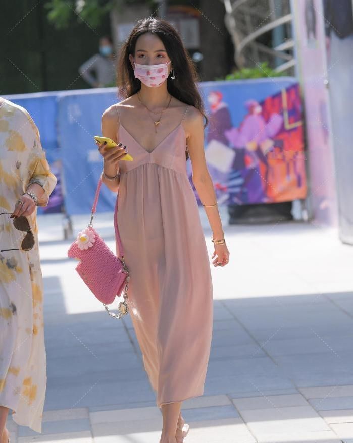 性感 超粉嫩真丝吊带裙,质感轻薄,青春减龄,甜美范十足