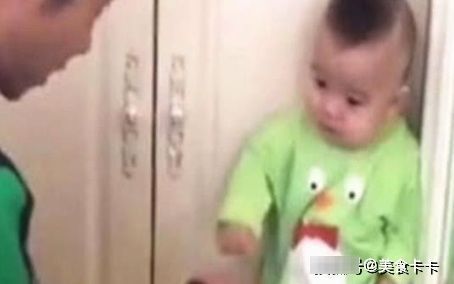 爸爸|宝宝犯错打坏瓶子却不承认,爸爸就罚他去站着,宝宝太可爱了