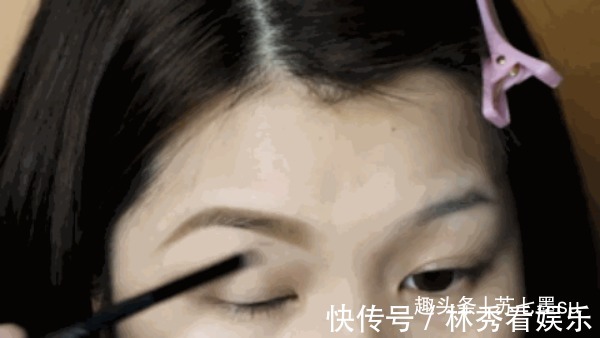 发型 方脸女孩天生气质错了,选对发型、饰品、妆容修饰后才有超模感