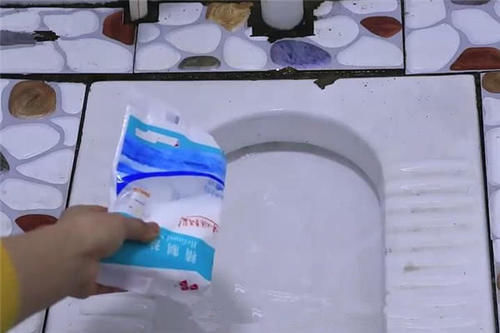 小苏打|抓紧在卫生间里撒把食盐，不是迷信，有钱人都在做，学会全家受益