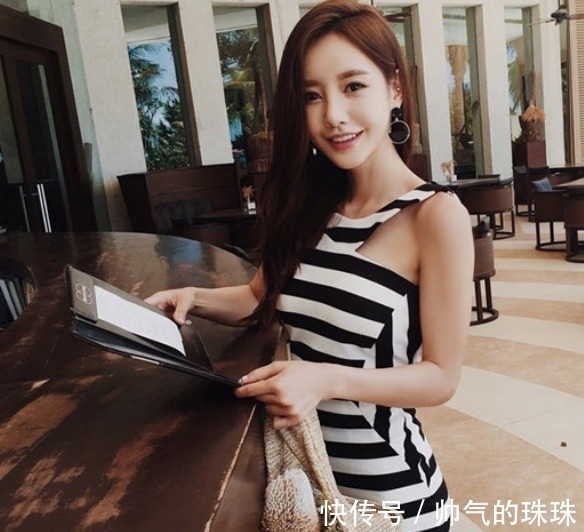 傲人 美女穿搭:身材傲人的紧身裙美女,穿出自信的气质!