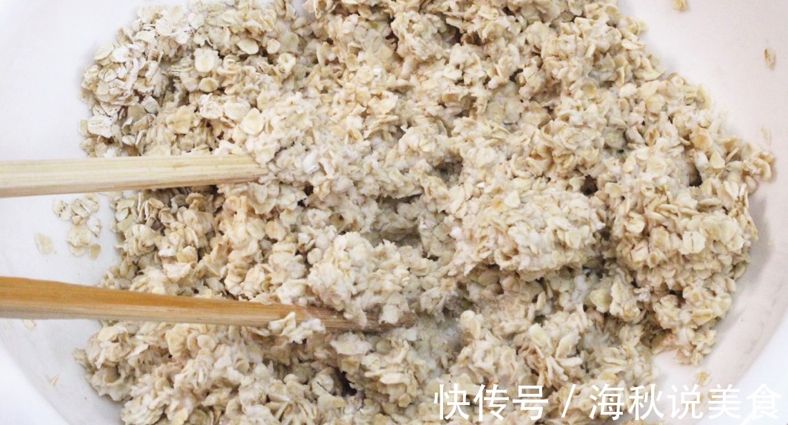 把苹果倒入燕麦片中，太厉害了，80岁奶奶教我的做法，简单实用