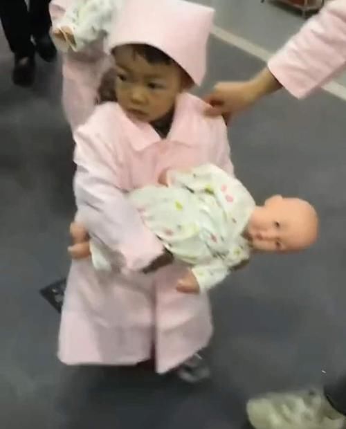 幼儿园|“小护士”宝宝体验抱娃失误，一脸懵圈笑翻网友：没收她棒棒糖！