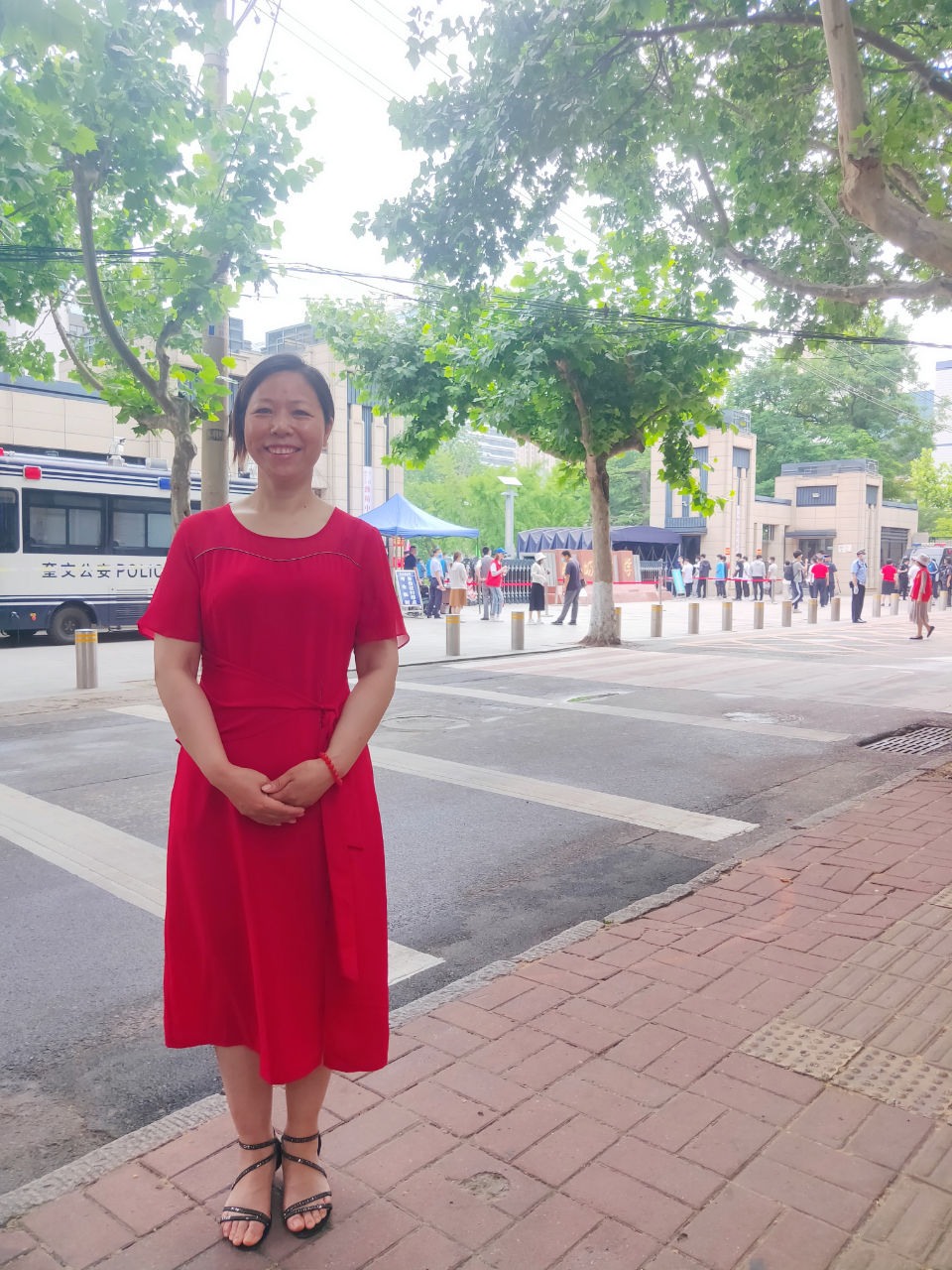 裙子|裙子、手镯、唇彩，红裙妈妈一身红只为图个喜庆