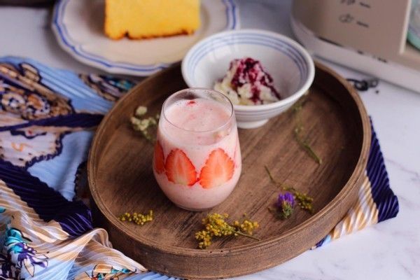 酸酸甜甜，像初恋一般美好的草莓奶昔，简直人士最爱