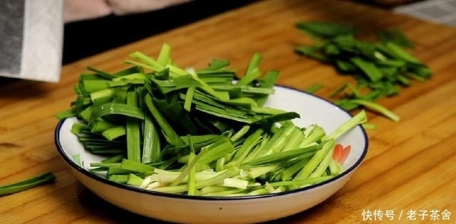 猪血和此菜才是绝配,5块钱炒一盘,补铁助消化,我家一周吃2次