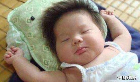 宝妈|宝宝睡觉为何喜欢“投降”姿势?可能多数宝妈不晓得,答案好暖心