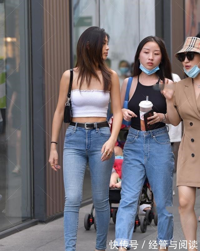 修长度 黑色高高跟凉鞋搭配蓝色端庄打底裤,搭配技巧性感,也可以休闲!