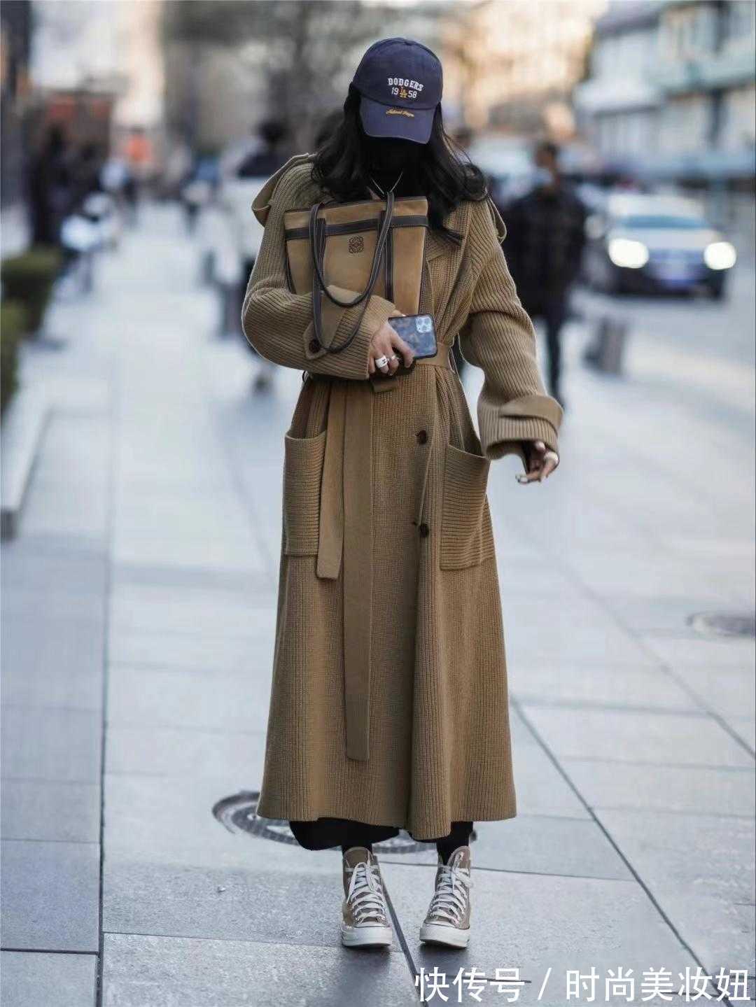 羽绒服 “长外套”到底怎么穿才高级?原来时髦精都这么穿,又飒又美