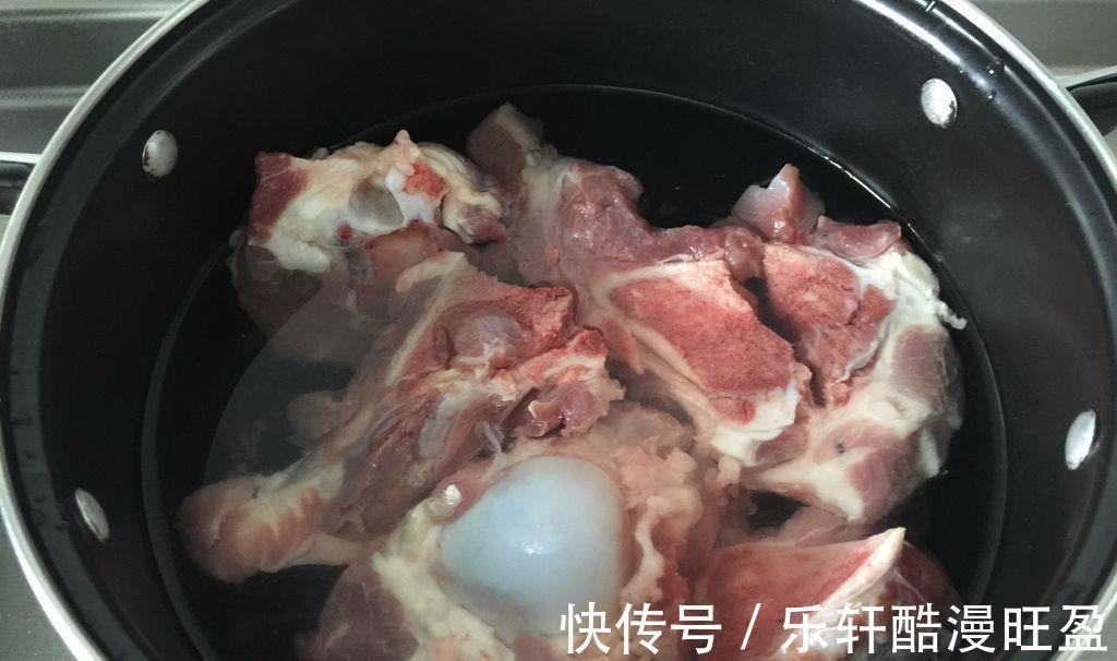 动物性|不管炖什么骨头汤，记住“3步骤2不放”，汤白味鲜，关键还不腥