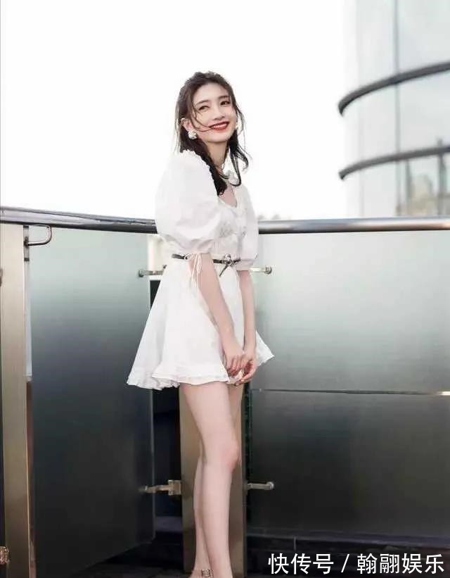 透明高跟凉鞋 难道今年流行透明高跟凉鞋吗30位美女穿出了简约而不简单的效果