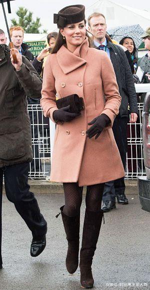 38岁凯特王妃终于轻松,毛呢大衣配高筒靴穿出最优雅,不输梅根