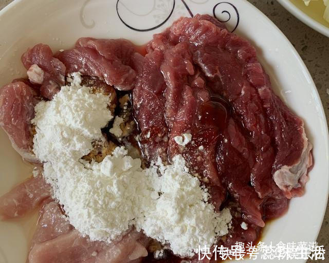 口感|炒牛肉,直接下锅炒不对!大厨教你一招,简单又快捷,口感还滑嫩