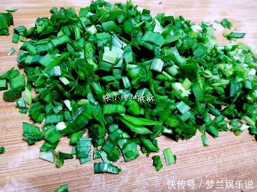 早餐|韭菜就爱这样吃,搅拌一下,再煎一下,我一次可以吃3碟!