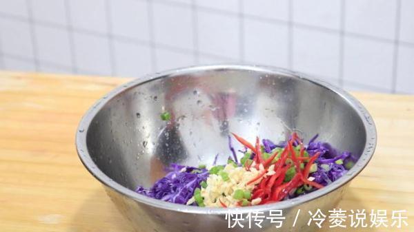 厨师长|饭店的凉拌紫甘蓝为啥好吃,看了厨师长的操作,自己做零失败