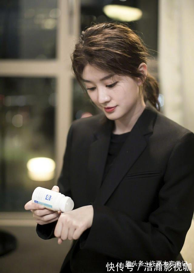 粉饼 包包里常放几样东西的,一般都是讲究的女人,你有几样