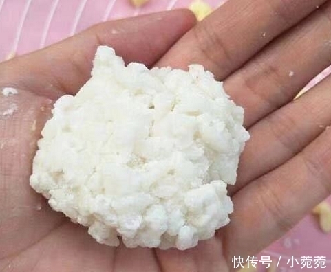  剩米饭并不是一定要炒着吃，做成小零食也很讨喜呦，小孩子的最爱