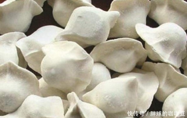 超市冰柜里一袋速冻饺子卖12元,到底是用啥做出来?看完你就懂