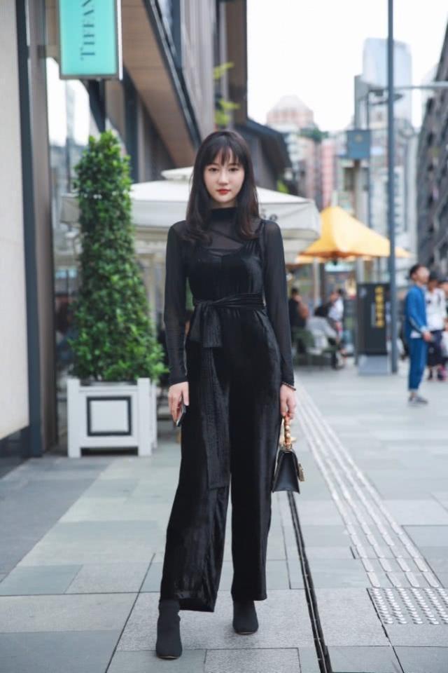 街拍:美女黑色连体裤潇洒帅气,很显街头的气质感